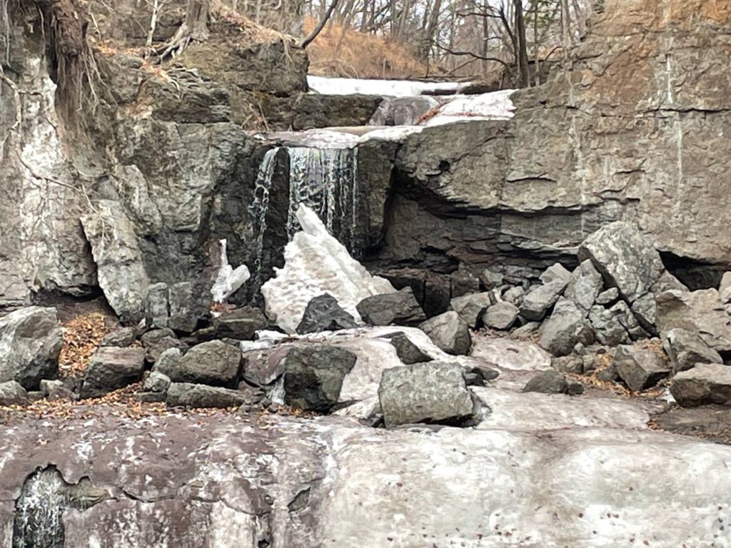 Обвал случился справа от водопада, откололось несколько очень крупных камней